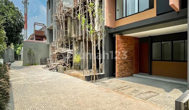 BRAND NEW TOWNHOUSE AVAILABLE 3 UNIT LOKASI SANGAT STRATEGIS DEKAT CITOS