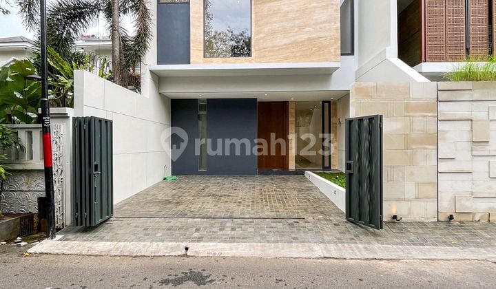 Rumah Baru Modern Tropis Jalan Lebar Bebas Banjir di Kemang
