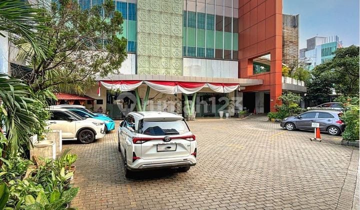 Bangunan 4 Lantai Terawat dan Siap Pakai, Lokasi Super Strategis Dekat ke Pust Kota