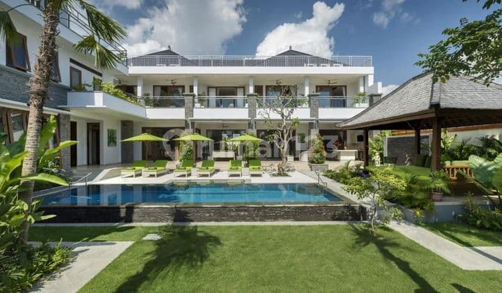 6 Bedrooms Luxury Villa