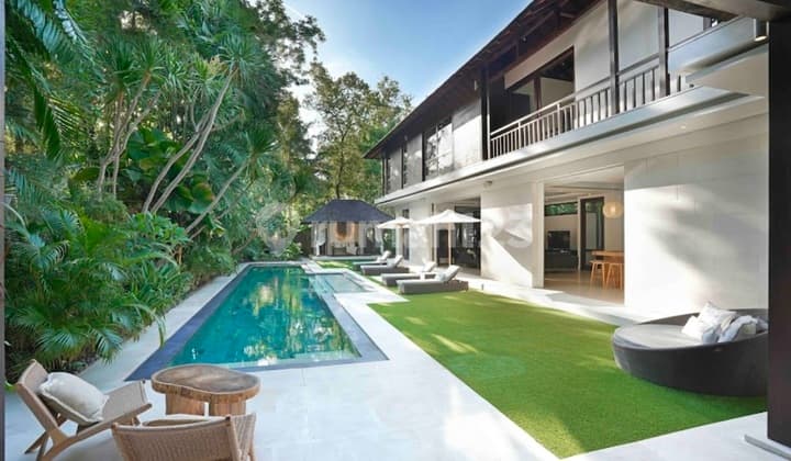 Villa Mewah Bergaya Balinese Mix Western Style Terdapat 5 Kamar Tidur Terletak di Prime Lokasi Area Central Seminyak