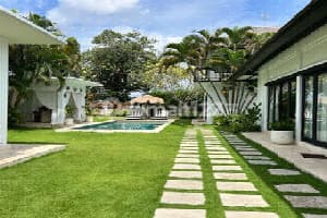 4 Bedrooms Luxury Tropical Style Just 1,4 Km Walking Distance To Batu Bolong Beach - Canggu