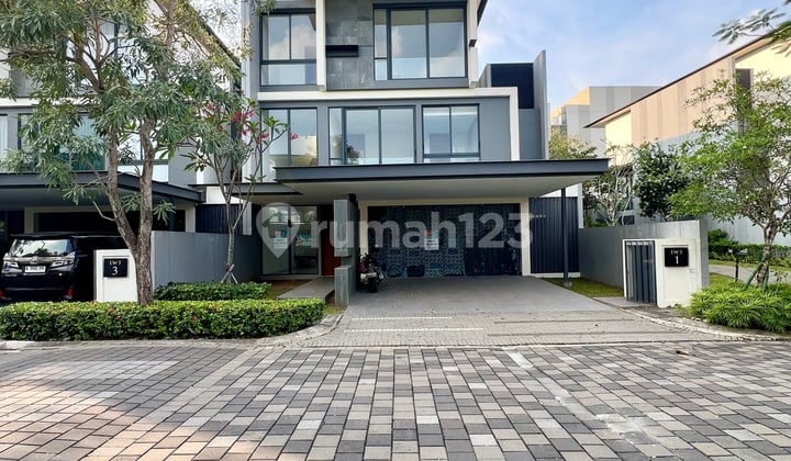 Sebelah Taman! Vvip Cluster! Lyndon Navapark Kawasan Premium Kelas Atas Posisi Bagus Sebelah Taman