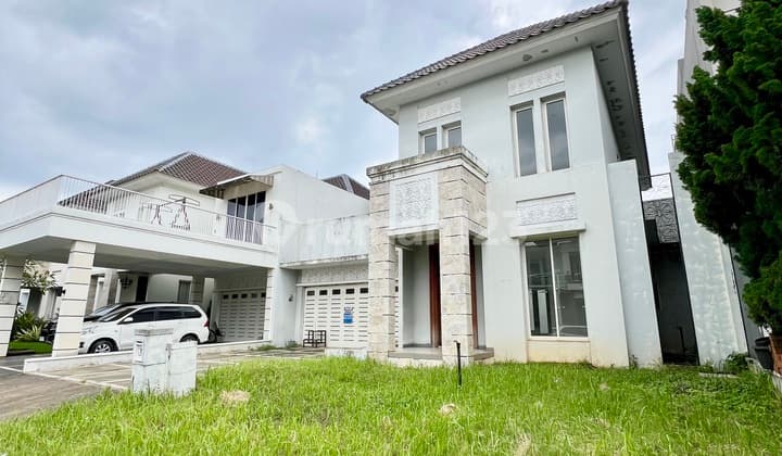 Living here feels like a holiday every day! Super premium location! The most comfortable elite area in Alam Sutera. Check it out first, if it suits you, feel free to negotiate. Best position near the main gate. A nice house with SHM (Certificate of Ownership) on Jl. Alam Sutera Boulevard, Pakualam, North Serpong Subdistrict.