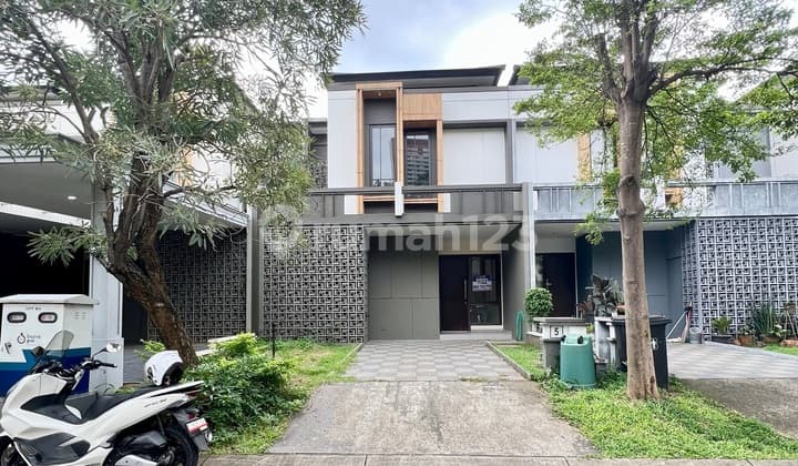 Rumah Baru di Cluster Victoria! Lokasi Bagus Depan Taman! Sangat Strategis Selangkah ke Mall dan Mall! Cocok untuk Keluarga Harmonis