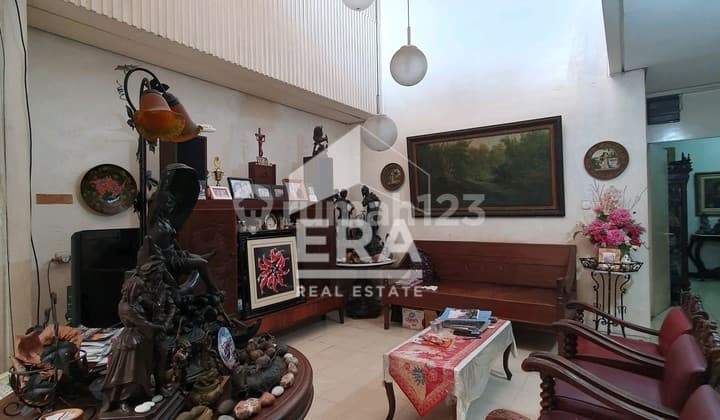 Strategic Location House on Cihampelas Main Road, Suitable for Business.