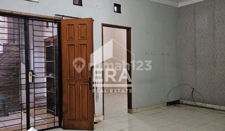 Quick Sale! Well-Maintained Nice House in TKI 3 near Talenta School Bandung.