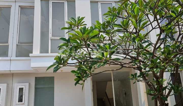 1894. Grand Pakuwon House for Sale in Tandes, Surabaya