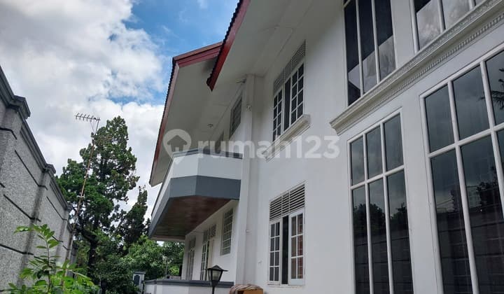 Rumah Classic 2 Lantai Halaman Luas SHM di Cipaganti Bandung Utara