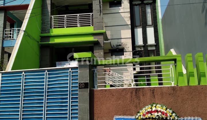 Rumah Cantik Cocok Kost di Jl Anggrek Kebon Jeruk Jakarta Barat Lt 250M2 Cash Only