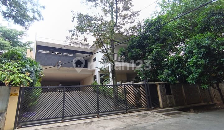 Rumah Hoek Asri 2 Lantai di Jl Canadyanti Pela Mmpang Mampang Prapatan Jakarta Selatan LT 687M2 Cash Only