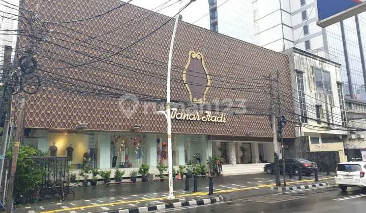 Bangunan Komersil 3 Lantai Dipakai Butik di Jl Raden Saleh Raya Kenari Cikini Jakarta Pusat LT 686M2 Cash Only