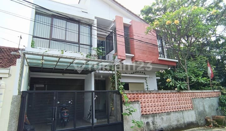Rumah 2 Lantai Hoek Benhili Jl Danau Mahalona Bendungan Hilir Jakarta Pusat LT 261M2 Cash Only
