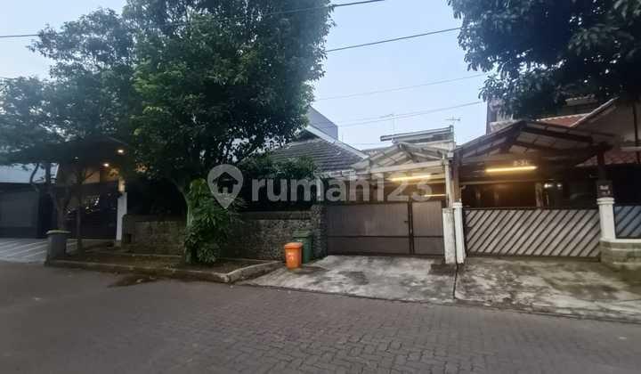 Rumah Lama Asri 2 Lantai di Perum Lebak Lestari Indah Lebak Bulus Jakarta Selatan LT 300M2 Cash Only