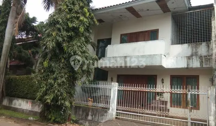 Rumah 2 Lantai di Taman Kedoya Permai Kebon Jeruk Jakarta Barat LT 300M2 Cash Only