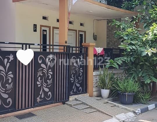Rumah Bagus 2 Lantai Lokasi Strategis Hadap Barat Depan Taman Shm