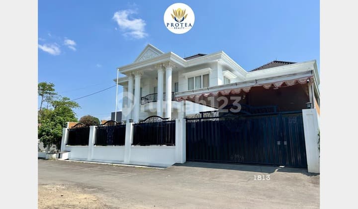 Rumah Mewah dengan dengan Kolam Renang, Fully Furnished di Tengah Kota Cirebon