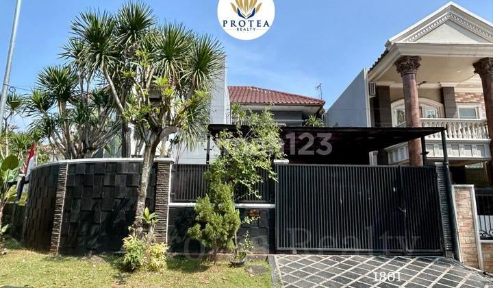 Rumah Asri di Hook LT 368, Lengkap dengan Kolam Renang & Rooftop