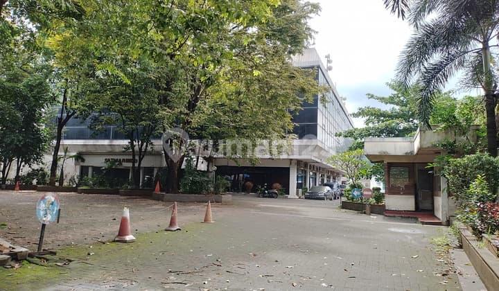 Old 3-story building on Ampera Raya, land price included, price reduced.