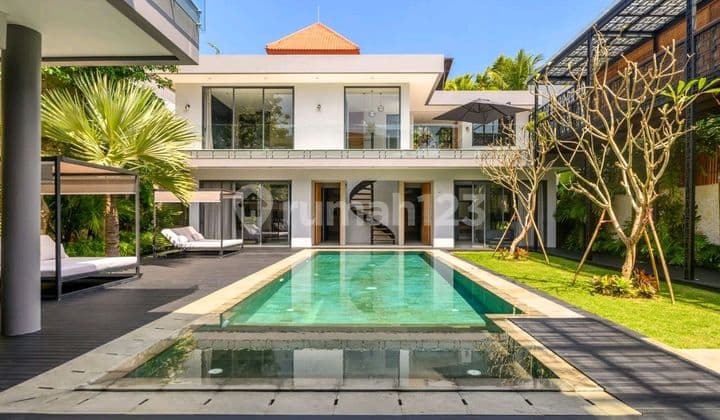 Luxury Modern Villa With Ocean View Rooftop In Ungasan