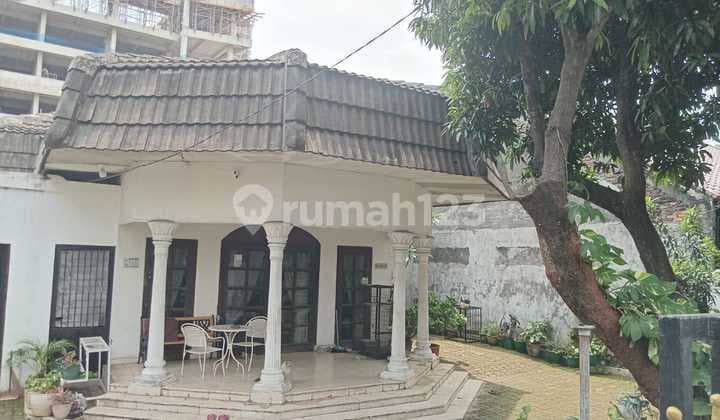 Rumah di Ciracas dengan Tanah Luas