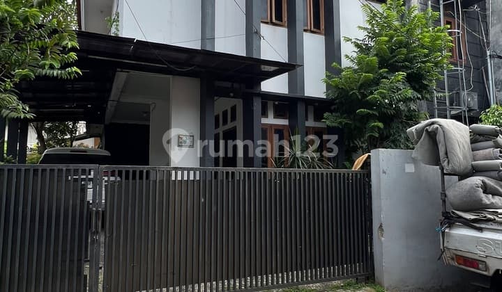Rumah Cantik 2 LT - Dibawah Harga Pasar - Jarang Ada