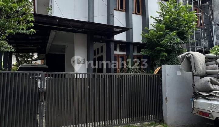 Rumah Cantik 2 LT - Dibawah Harga Pasar - Jarang Ada
