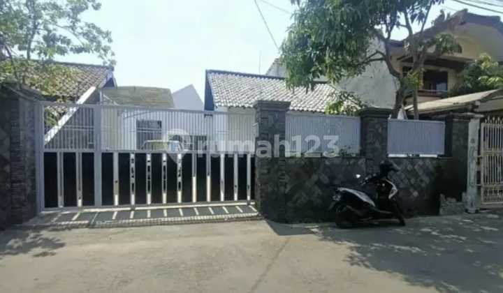 Selling a House in the Center of Bandung City, Ciateul, Large Land, Low Price