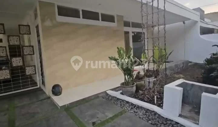 Disewakan Rumah Cantik 2 Lantai Semi Furnish di Sayap Gatot Subroto