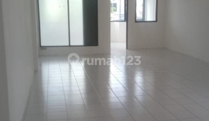 Di Sewakan Ruko 3.5 Lantai Siap Huni Mainroad Rajawali Barat.