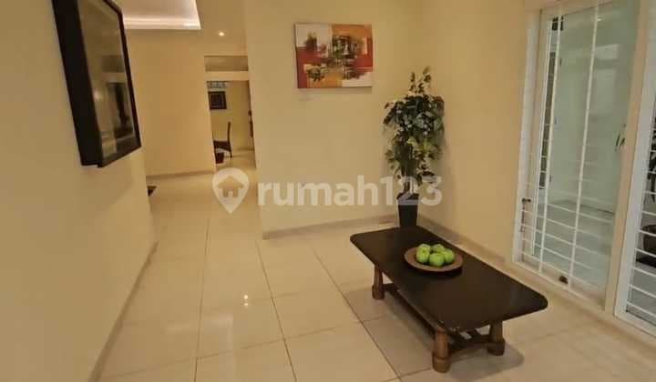 Dijual Rumah Cantik 2 Lantai Semi Furnish di Sayap Gatot Subroto