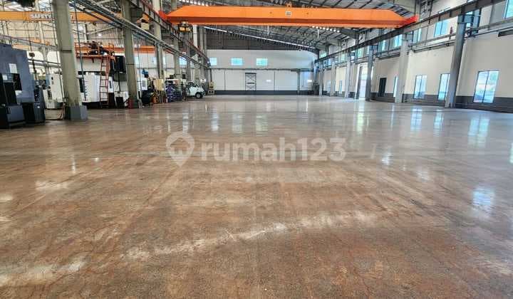 Warehouse for Rent Ready for Use in Lippo Cikarang Industrial Area, Already Equipped with 10-Ton Crane.