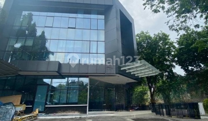 Gedung Kantor 3 Lantai Raya Jemursari, Surabaya Selatan.