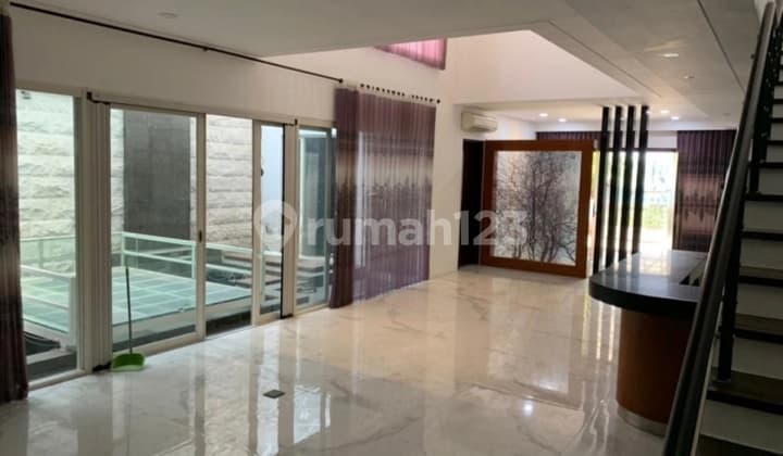 Rumah 2 Lantai Graha Famili, Surabaya Barat. Siap Huni Semi Furnished. Dekat Dian Istana - Citraland - Bukit Darmo Golf - Pakuwon Indah - Pakuwon Mall, Dll.