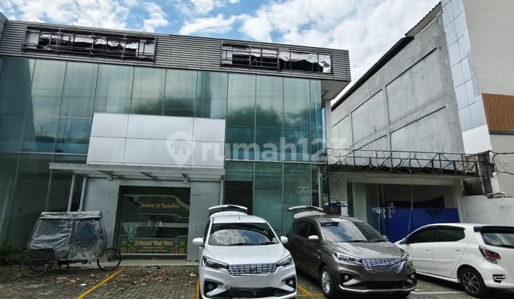 Disewakan Gedung Showroom Jalan Raya Hr. Muhammad, Surabaya Barat. Dekat Raya Mayjend Sungkono - Tol Satelit - Darmo Permai - Kupang Indah, Dll.