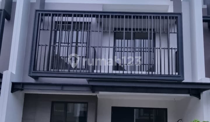 Disewakan rumah cluster leonora tipe lebar 6 attic 3 lantai kondisi baru rapi terawat