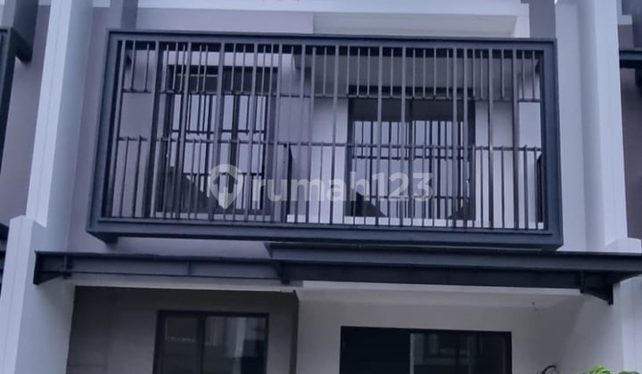 Disewakan rumah cluster leonora tipe lebar 6 attic 3 lantai kondisi baru rapi terawat