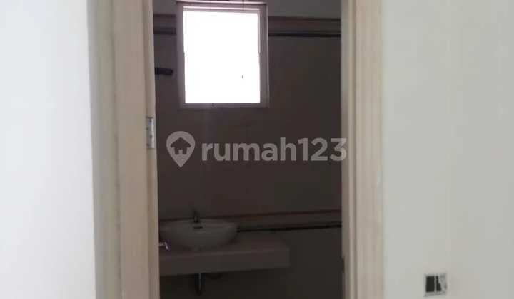 For immediate rent: A well-maintained, tidy, ready-to-occupy 2-story house in Pondok Hijau Golf, Gading Serpong, with a width of 13.5 meters.