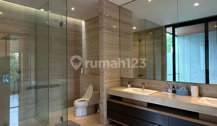 Disewakan rumah mewah asri dan elit view golf lokasi di gading serpong siap huni rapi terawat view lapangan golf ada pool dan kolam ikan komplit