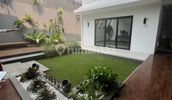 Dijual cepat rumah mewah semi furnish 2,5 lantai banyak open sapce lokasi strategis cluster tiara pondok hijau golf summarecon gading serpong