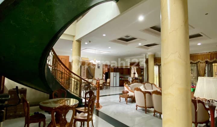 "Ultimate Family Mansion di Serpong - Luas 800 M², 6 Kamar Tidur Nyaman & Super Prestisius"