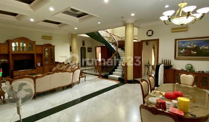 "Ultimate Family Mansion di Serpong - Luas 800 M², 6 Kamar Tidur Nyaman & Super Prestisius"