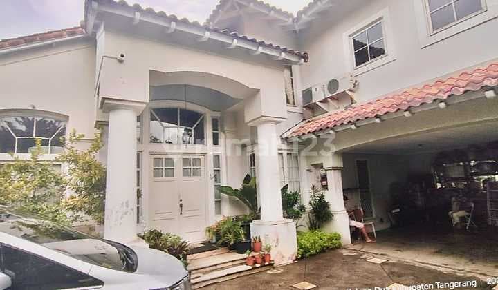 Rumah Hoek Jalan Utama Lippo Karawaci - Prestigious SHM , Ada Kolam Renang