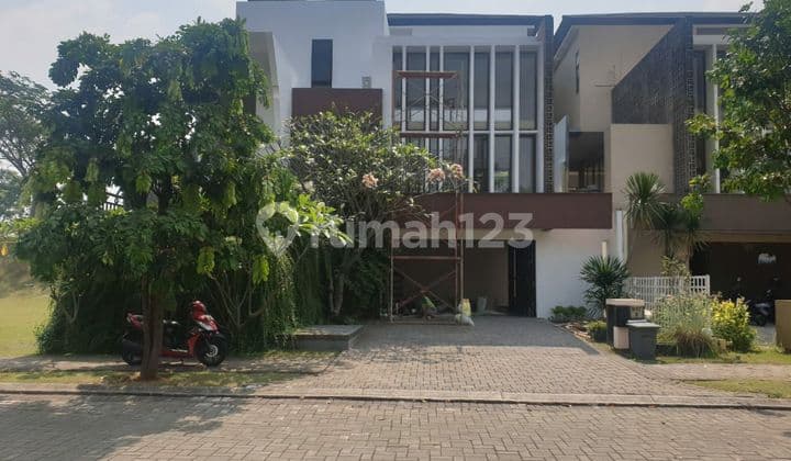 For sale, luxury Brassia cluster house in De Park BSD.