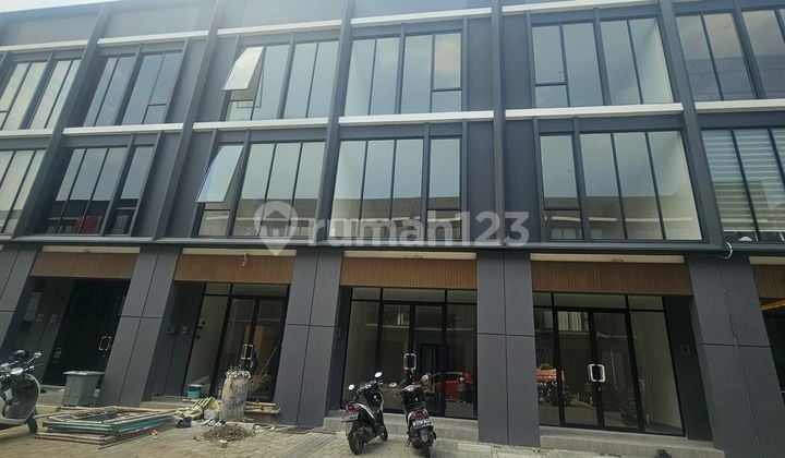 3-STORY SHOPHOUSE IN GADING SERPONG, GOOD TRAFFIC, STRATEGIC LOCATION