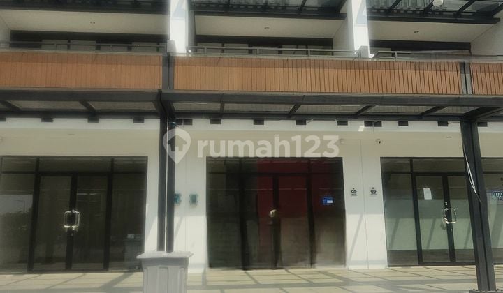 3-STOREY SHOPHOUSE IN GADING SERPONG ATTRACTIVE PRICE GOOD TRAFFIC