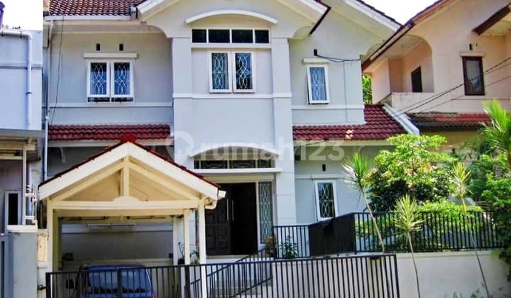 Rumah Cantik Terawat di Komplek Elite Setiabudi Regency