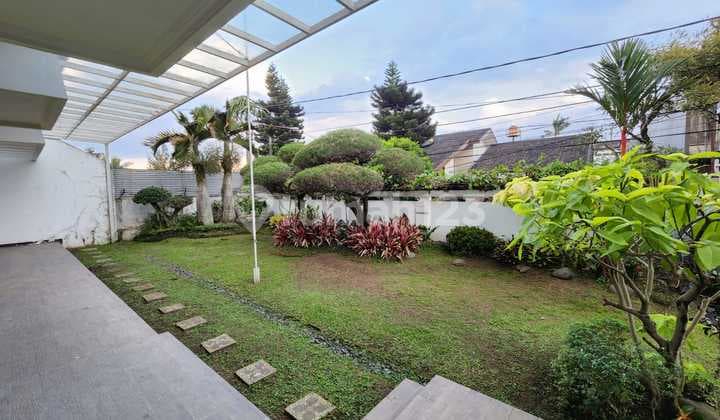 Rumah Mewah Classic Semi Furnished di Bandung Utara