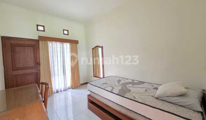 Rumah Besar Full Furnish Dekat PVJ