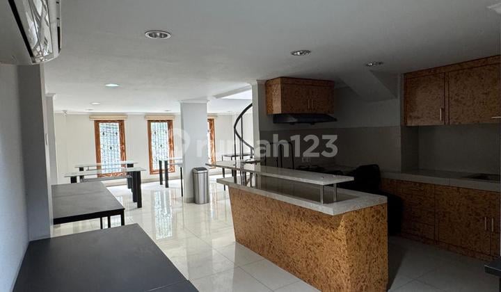 Disewakan Gedung 5 Lantai untuk Kantor atau Klinik Jl Sumenep Menteng